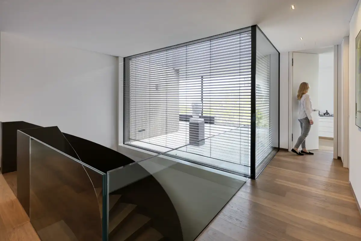 Festverglastes Fenster mit Außenjalousien