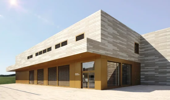 Moderne Architektur eines öffentlichen Gebäudes mit Steinverkleidung