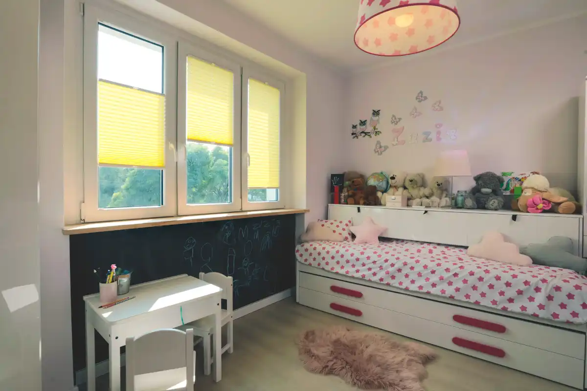 Gemütliches Kinderzimmer mit Tageslicht und Spielzeug