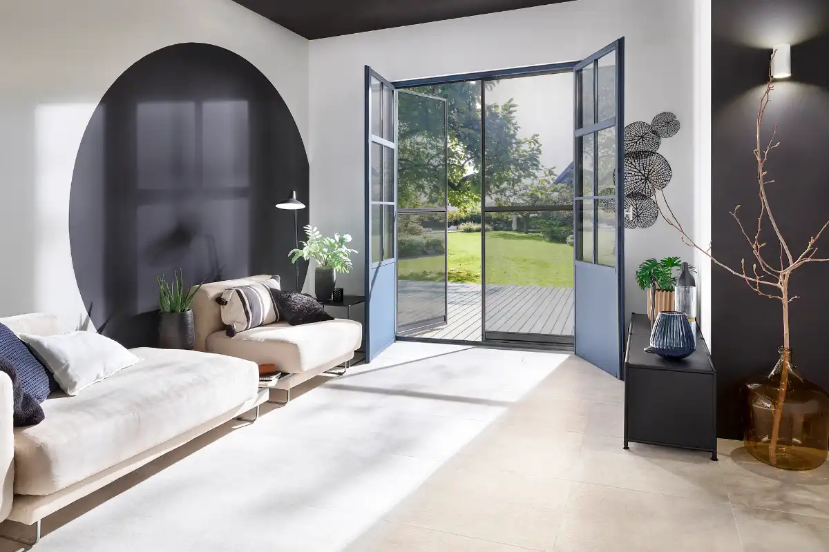 Modernes Wohnzimmer mit offenem Zugang zum Garten