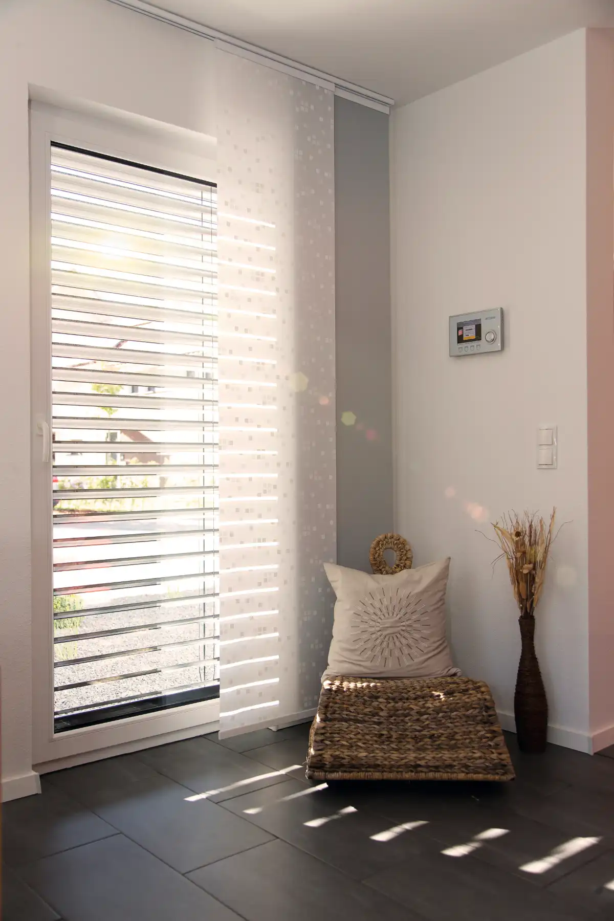 Weiße Außenjalousie am Fenster