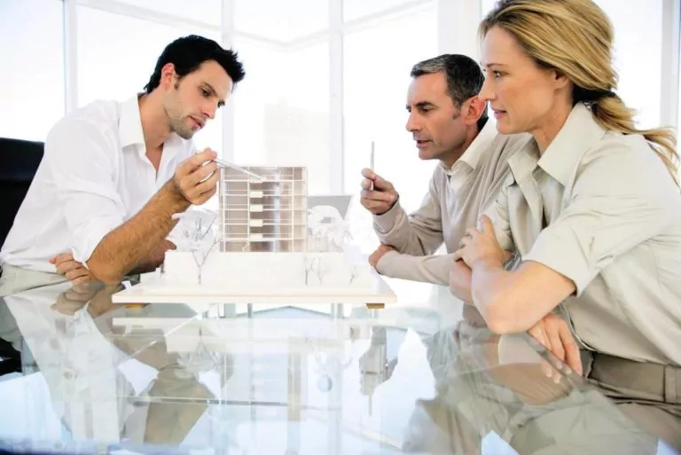 Architekten diskutieren über ein Gebäudemodell