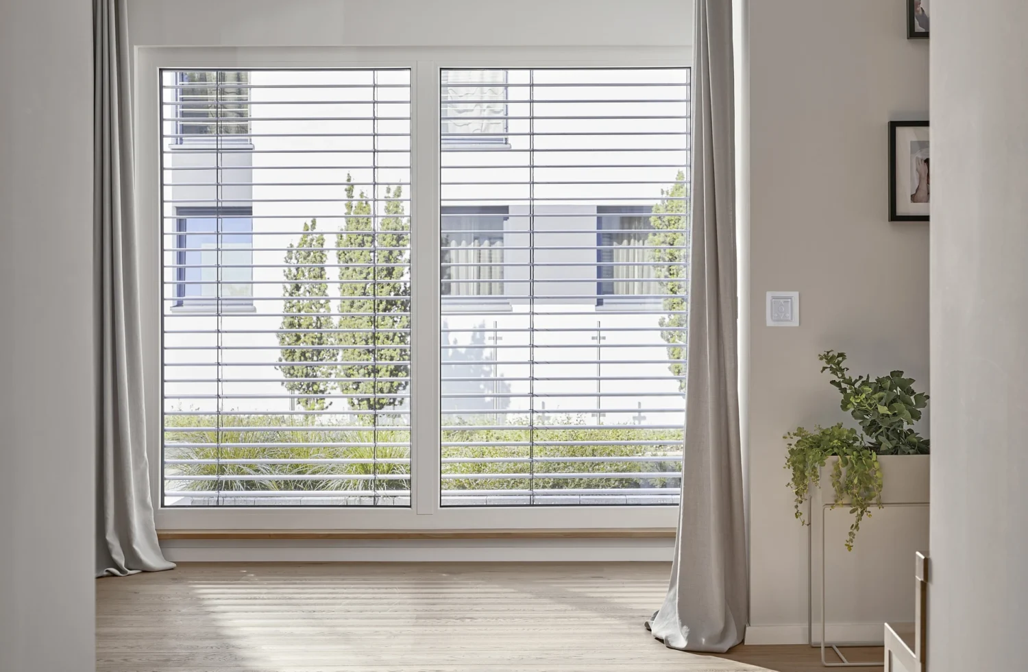 Modernes Wohnzimmer mit großen Fenstern und Jalousien