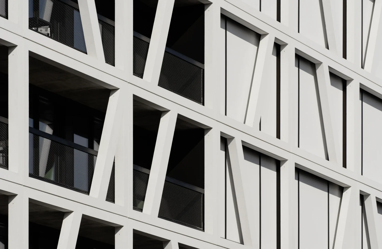 Moderne Architektur mit geometrischen Fassadenstrukturen