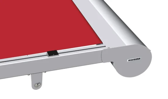 Detailansicht einer Warema Terrassenmarkise mit rotem Markisentuch