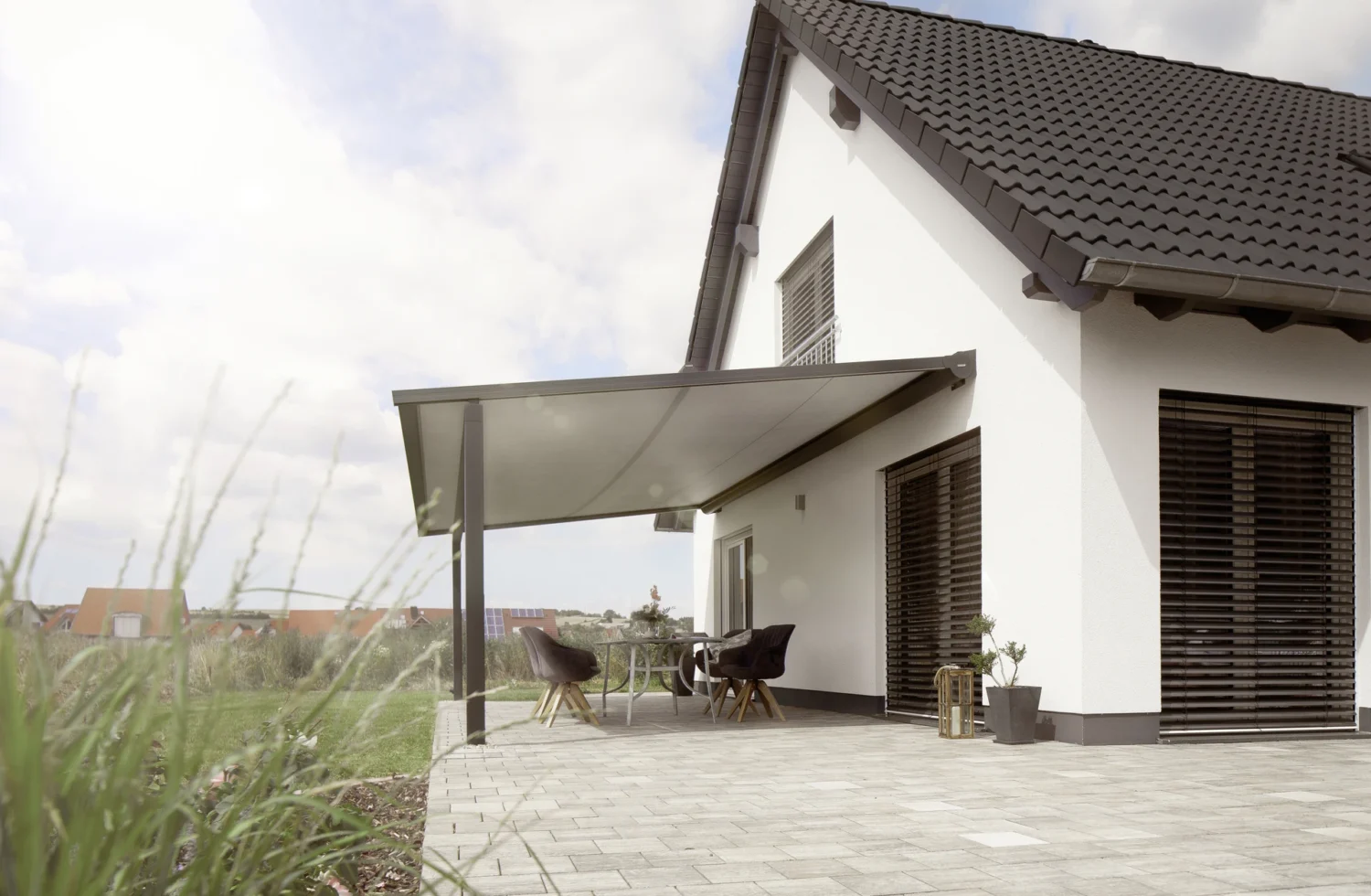 Moderne Terrasse mit Überdachung an einem Einfamilienhaus