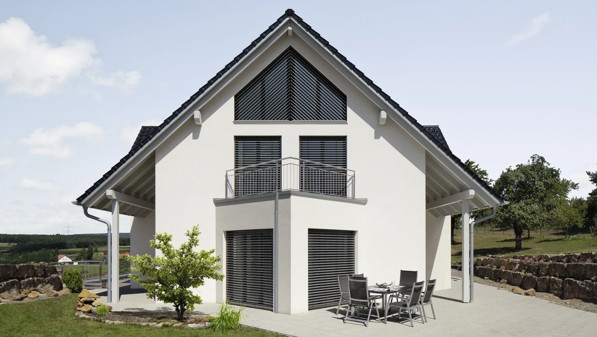 Modernes Einfamilienhaus mit Garten und Terrasse