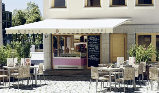 Gemütliches Eiscafé mit Außenbereich und Markise