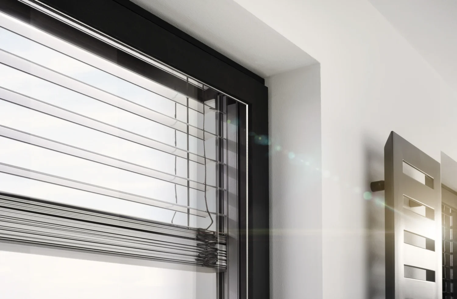 Moderne Fenster mit Jalousien und Sonneneinstrahlung