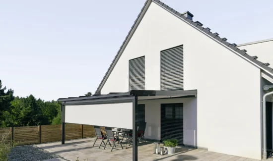 Moderne Terrasse mit Sonnenschutz am Einfamilienhaus